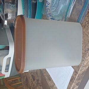 9 3/4 Cup Tupperware Container